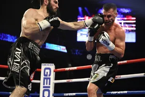 Gương mặt bị biến dạng của Gvozdyk sau khi trúng đòn Beterbiev