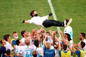 Các cầu thủ Zenit tung hô HLV Semak