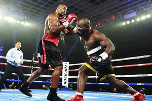 Carlos Takam (phải) ra đòn vào quai hàm đối thủ