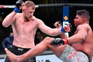 Overeem đổ máu sau khi trúng đòn Volkov