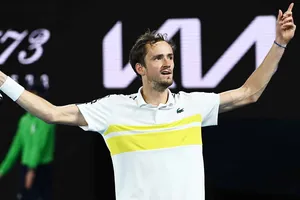 Medvedev ngạo nghễ ăn mừng trận thắng thứ 20 liên tiếp và suất chung kết Australian Open 2021