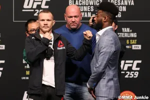 Yan (trái) sẽ bảo vệ đai hạng gà trước Sterling vào ngày mai