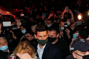 Djokovic đeo khẩu trang ăn mừng phá kỷ lục của Federer cùng các CĐV
