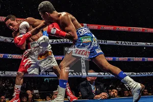 Hai võ sĩ đã đấm nhau hơn 2.500 quyền ở "giao lộ định mệnh" tại Texas