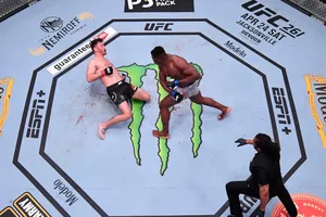 Hình ảnh Ngannou đấm gục Miocic nhìn từ trên cao