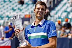 Hurkacz và chiếc cúp vô địch Miami Open