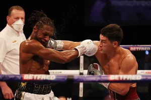 Bivol xuất quyền trúng mặt Richards