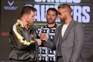 Canelo mặt đối mặt Saunders
