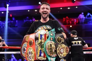 Josh Taylor khoe cả 5 đai vô địch