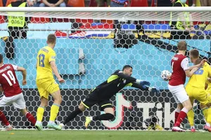 Hàng thủ Ukraine bất lực trước tình huống ghi bàn của Áo
