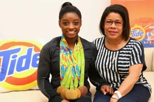 Biles và mẹ của cô