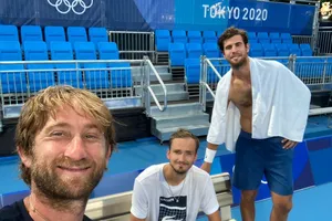 Vừa bay đến Tokyo, Medvedev đã có buổi tập muộn đầu tiên cùng với các đồng đội