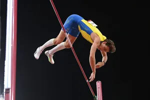 Duplantis bay qua mức xà 6m02 dễ dàng