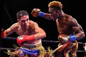 Ray Sugar (trái) trong trận đấu hòa Charlo