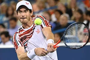 Vẫn với miếng kim loại trên hông, lần này Andy Murray lại báo thù Richard Gasquet