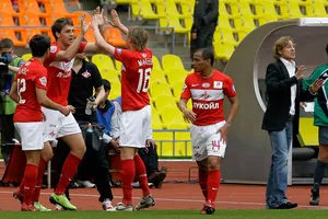 Karpin (ngoài cùng bên phải) và Dzyuba (thứ 2 từ trái sang) có mâu thuẫn từ hồi ở Spartak