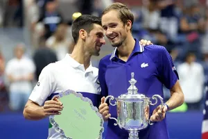 Medvedev giương cao chiếc cúp vô địch US Open bên cạnh Djokovic
