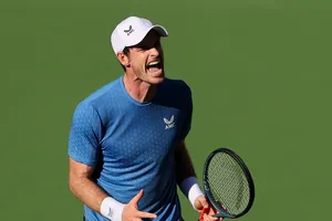 Murray ngược dòng loại Alcaraz