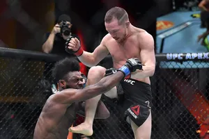 Đòn gối "bẩn" của Petr Yan. nhưng cũng giúp nhận ra sự yếu đuối củ Sterling