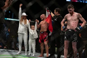 Yan lại giương cao cờ Nga trong lồng sắt bát giác trên đất Mỹ