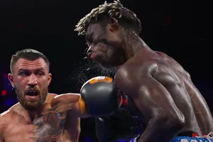 Lomachenko đấm trúng mặt đối thủ