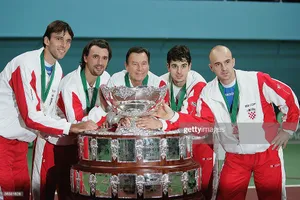 Nikola Pilic (giữa) vô địch Davis Cup cùng tuyển Croatia của những "hảo thủ xa xưa"