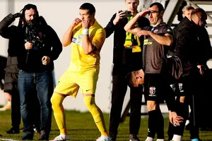 Usyk khởi động trước khi vào sân chơi trận bóng đá chuyên nghiệp đầu tiên