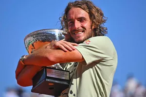 Tsitsipas ôm chiếc cúp vô địch Monte Carlo Masters