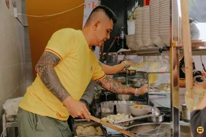 Bảo Chúng rất điêu luyện với các động tác gõ mì, thảy mì