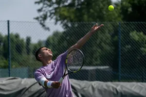 Carslo Alcaraz tập luyện trên mặt sân cỏ