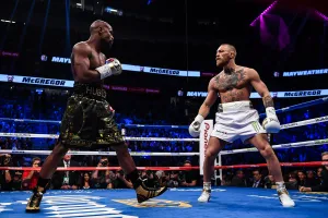 Mayweather đấu McGregor trong "Trận chiến kim tiền 1"