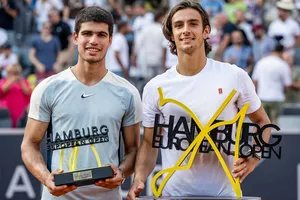 Carlos Alcaraz (trái) giành vị trí Á quân Hamburg Open