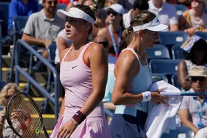 Kostyuk (trái) và Azarenka vừa "vô tình" lướt qua đời nhau
