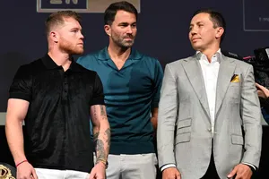 Canelo liếc nhìn Golovkin với ánh mắt ghét bỏ
