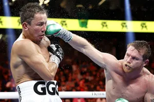Golovkin (trái) trúng quyền của đối thủ