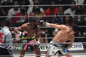 Mayweather tấn công Asakura