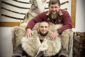 Chimaev ngồi cùng với Lãnh đạo Chechnya, ông Kadyrov