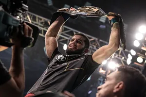 Makhachev giương cao đai vô địch hạng nhẹ