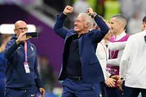 HLV Deschamps ăn mừng