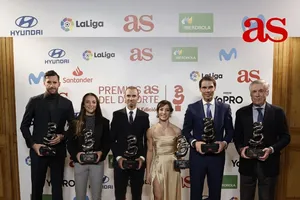 Nadal (thứ 2 từ trái sang) và những người thắng giải