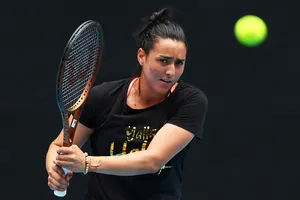 Ons Jabeur tập luyện ỡ Melbourne Park