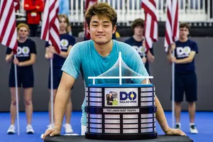 Wu Yibing và chiếc cúp vô địch Dallas Open