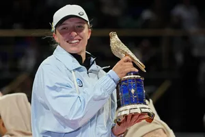 Swiatek và chiếc cúp vô địch WTA Qatar Open hình con Chim ưng