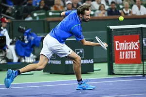 Medvedev trong trận thắng Ivashka