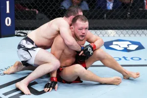 Gương mặt sưng húp của Petr Yan