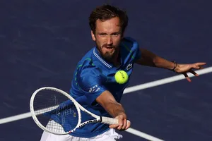 Medvedev lại vượt qua một trận đấu khó khăn khác, dù không đánh mất ván đấu nào