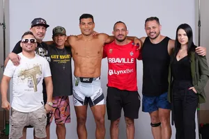 Costa (mang đai UFC) và Tamara (ngoài cùng bên phải)