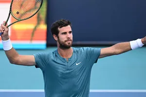 Khachanov lần đầu thắng Tsitsipas