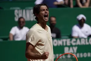 Fritz bất ngờ loại Tsitsipas