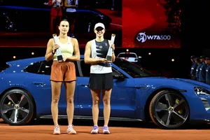 Sabalenka (trái) và Swiatek trong buổi lễ trao giải